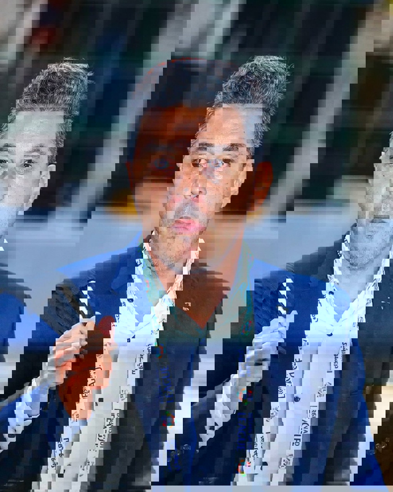 1958204
