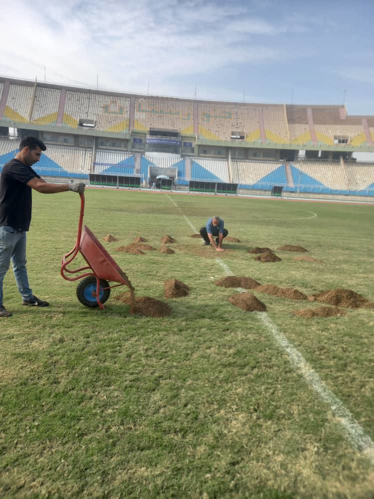 آماده‌سازی چمن توسط استقلال برای جدال با پرسپولیس