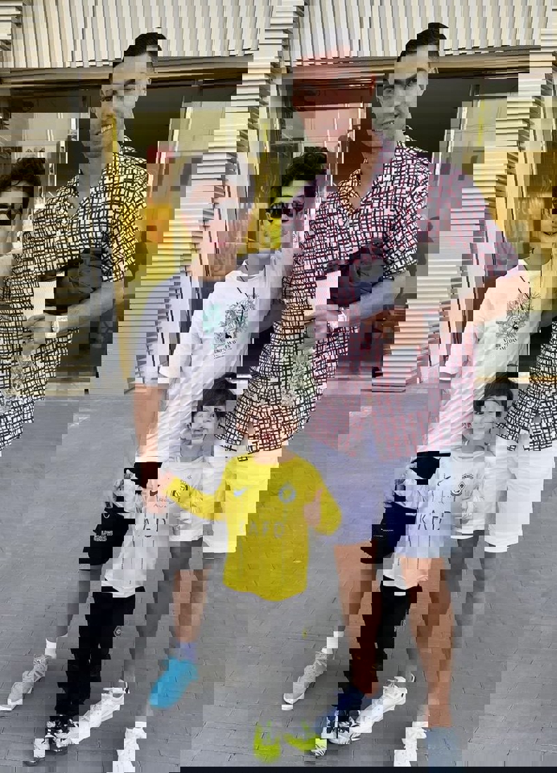 1960563