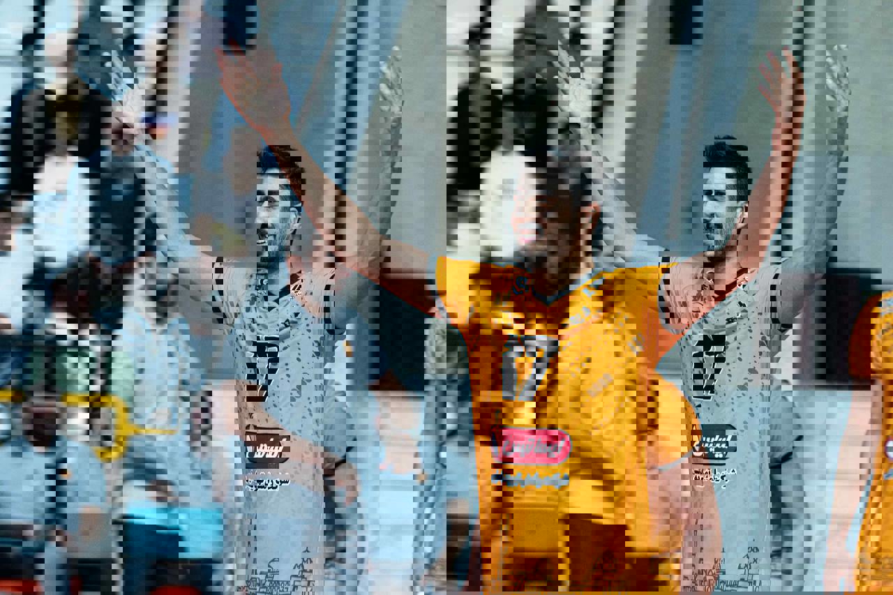 1960560