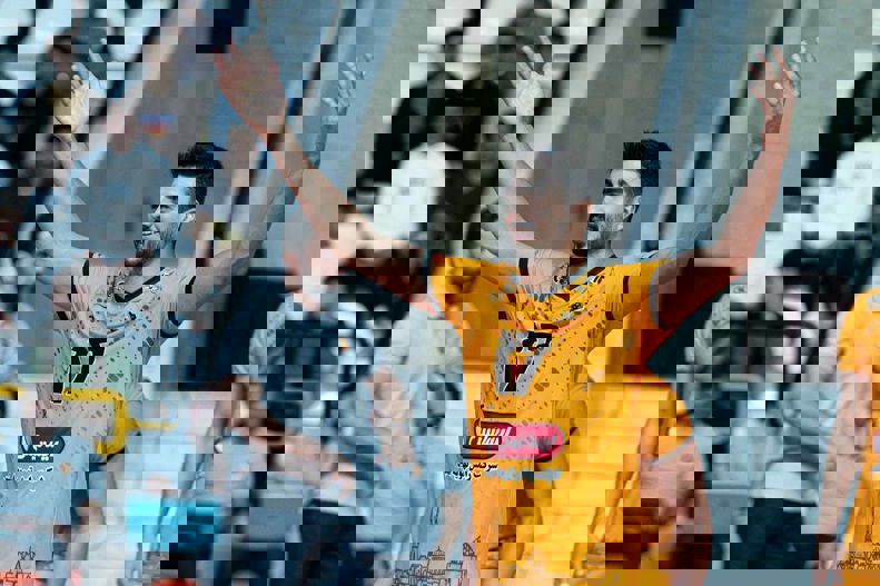 1960560
