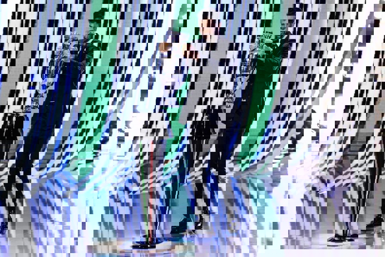 1961577