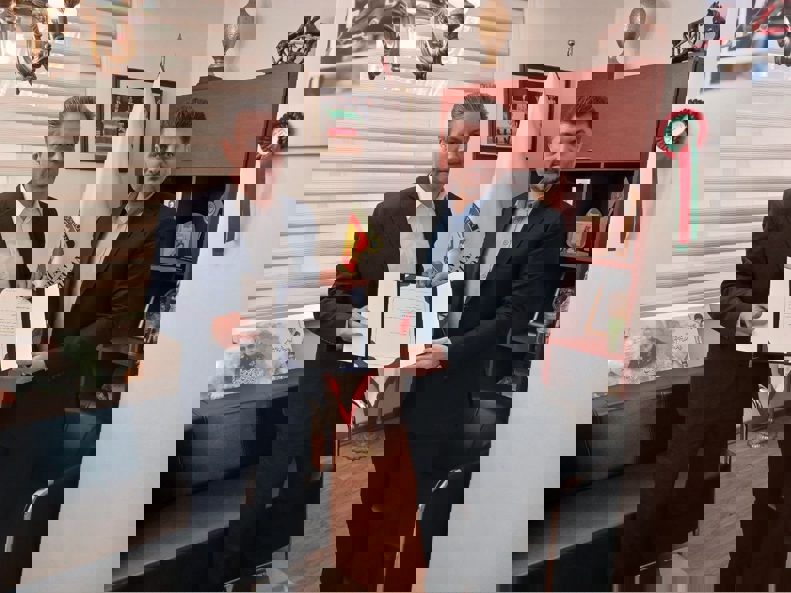1961723