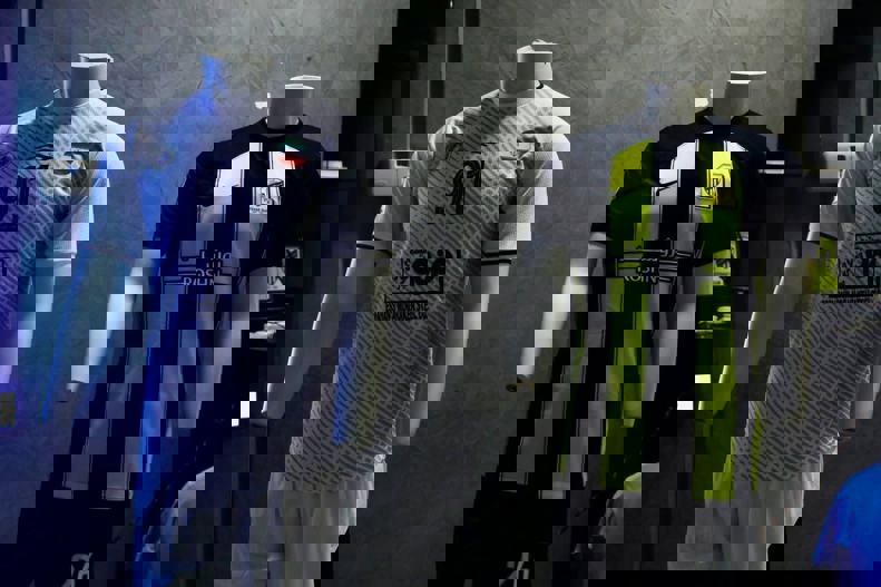 1961776