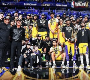 لیکزر و پادشاه فاتح جام درون فصل NBA