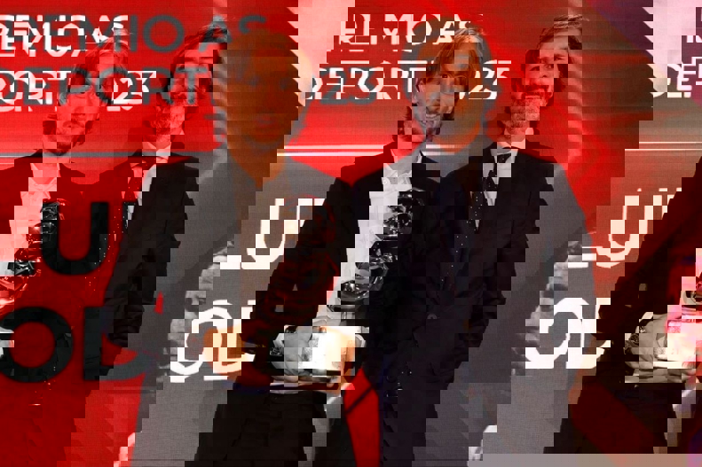 1968537