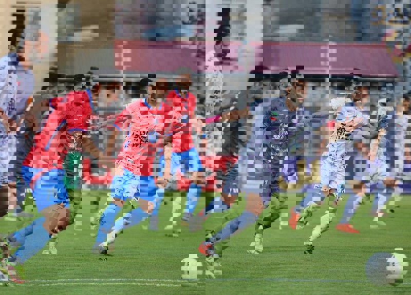 درگیری بازیکنان نساجی و هوادار ۱۲۰ میلیون آب خورد!