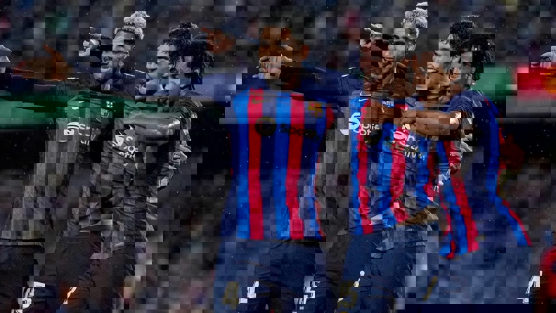 به خاطر بیپولی: بارسا مدافعانش را حراج میکند! 2