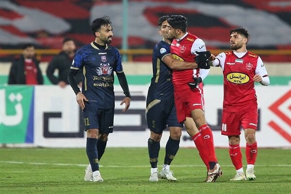 سرخ‌ها با پیروزی به دو قدمی صدر می‌رسند؛/ گزارش زنده: پرسپولیس 0 - نساجی 0