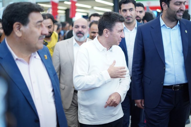 بوسه به دست قلعهنویی در مراسم استقبال! (عکس)