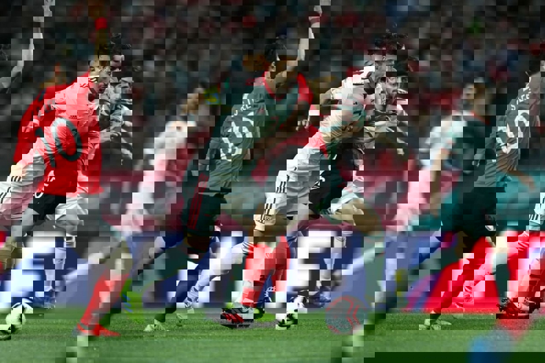 1975389