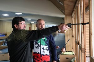رئیس پارالمپیک دست به تفنگ شد (عکس)