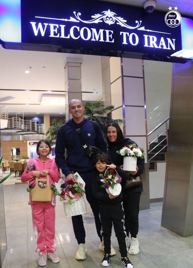 سیلوا با خانواده در فرودگاه امام خمینی (ره)/ نخستین خرید زمستانی استقلال وارد تهران شد 3