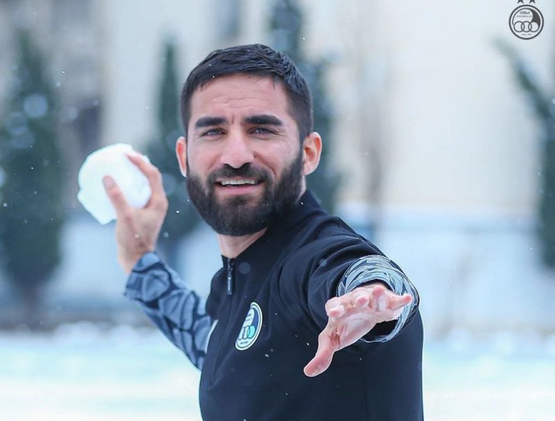 استقلالی‌ها به جای بازی دوستانه برف‌بازی کردند! (عکس)