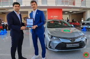 تاجیک‌ها به گلر استقلال خودروی تویوتا دادند!