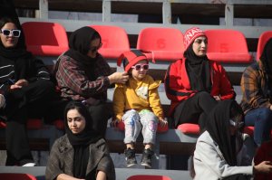 زنان قرمزپوش در استادیوم جذاب (عکس)