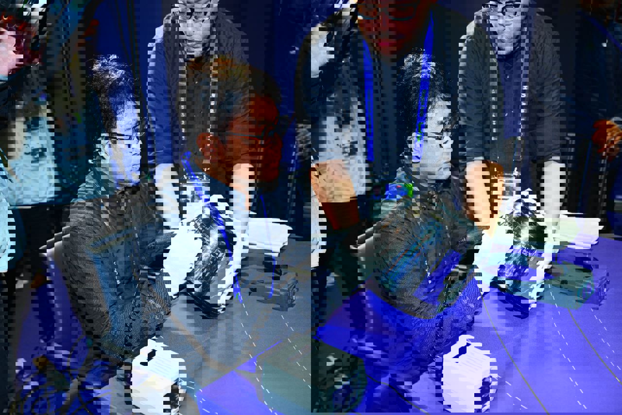 1989559