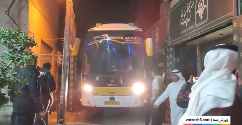 اتوبوس الهلال در چهارباغ گیر ماند!  (تصویر) 