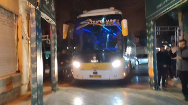 اتوبوس الهلال در چهارباغ گیر کرد! (عکس) 