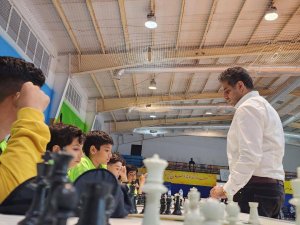 رقابت همزمان استاد بزرگ ايرانى با صد شطرنج‌باز!