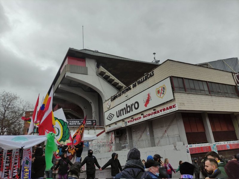 زنجیره انسانی علیه تخریب ورزشگاه قدیمی اسپانیا