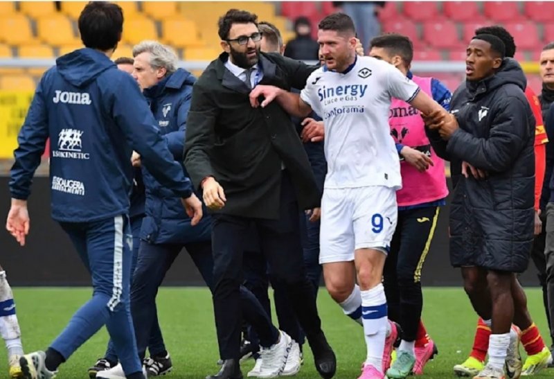 اتفاق عجیب در ایتالیا: حمله مربی به بازیکن حریف!