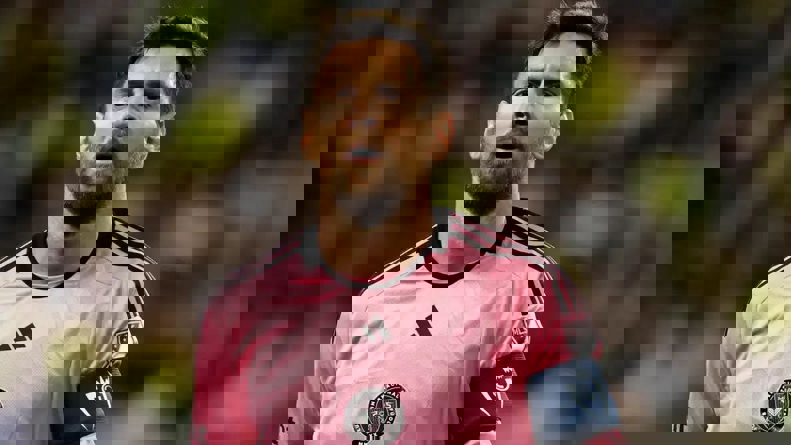 2000979
