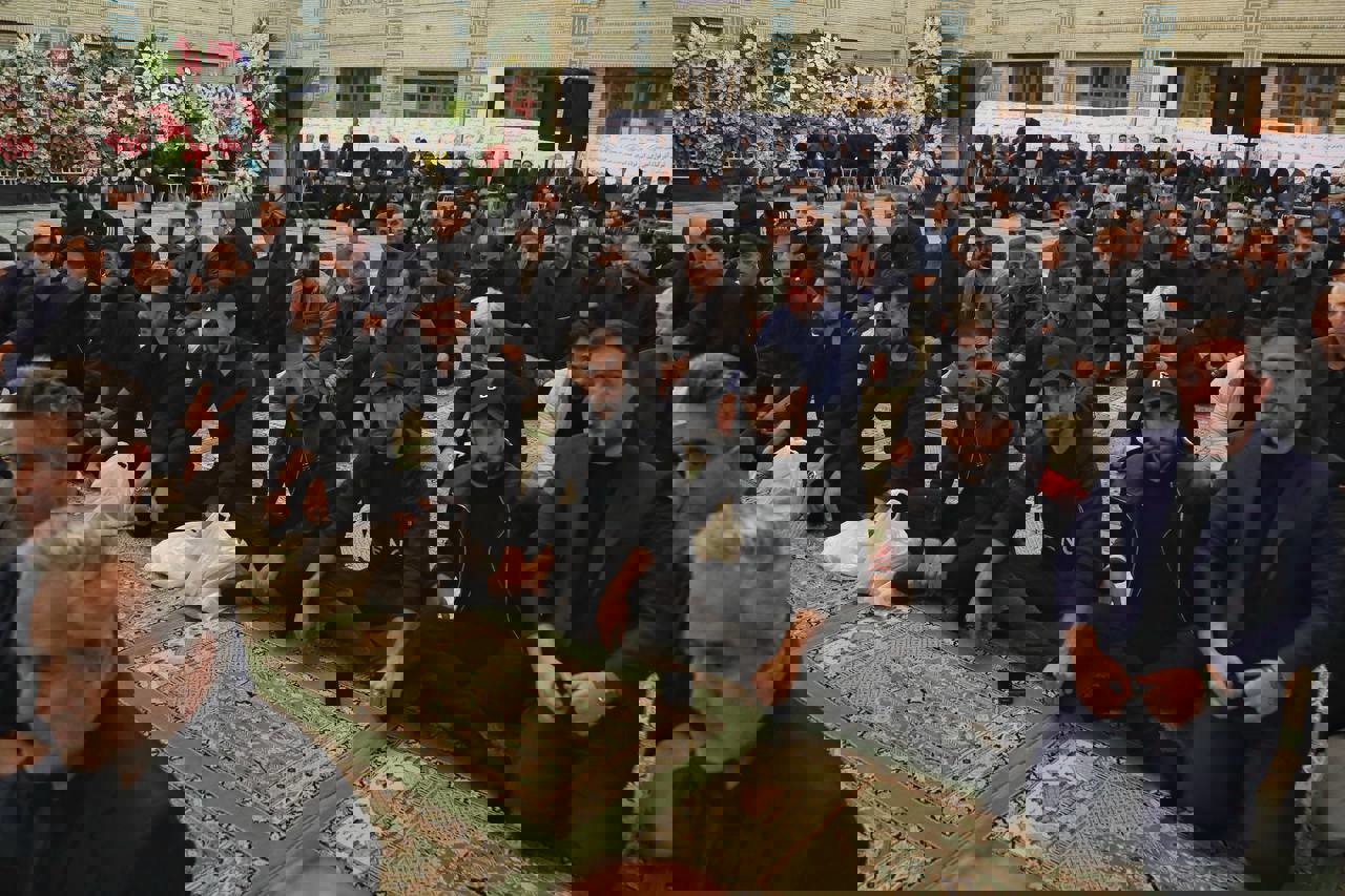 2001572
