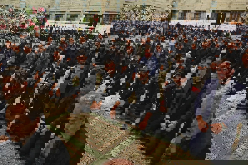 2001572