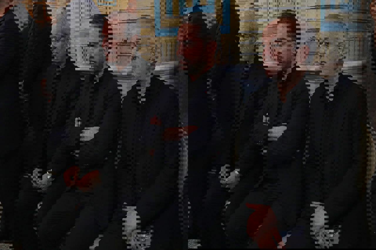 2001933