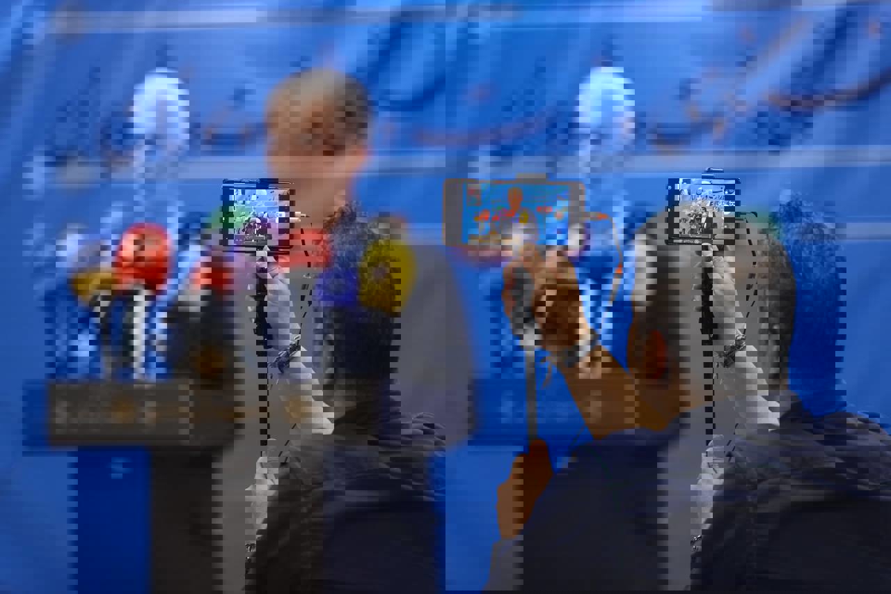 2002404