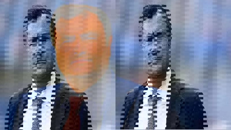 2002561
