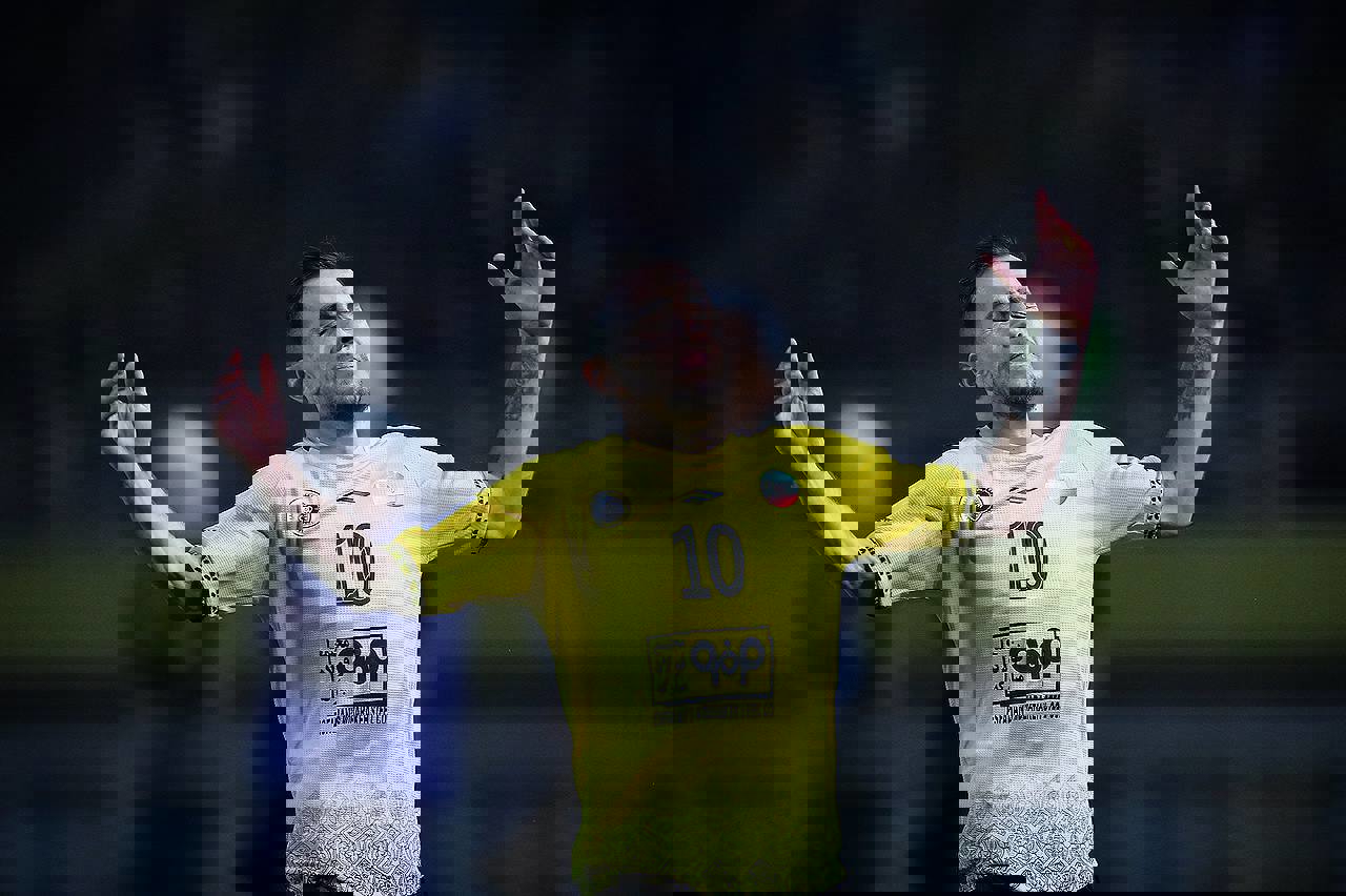 2003885