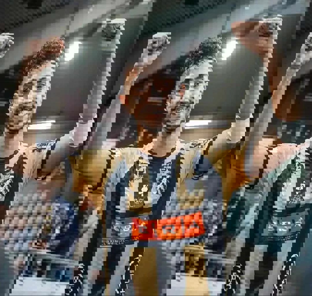 2004402