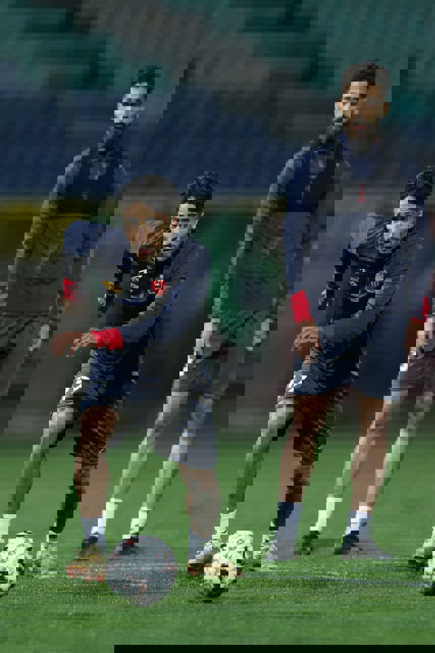 2004562