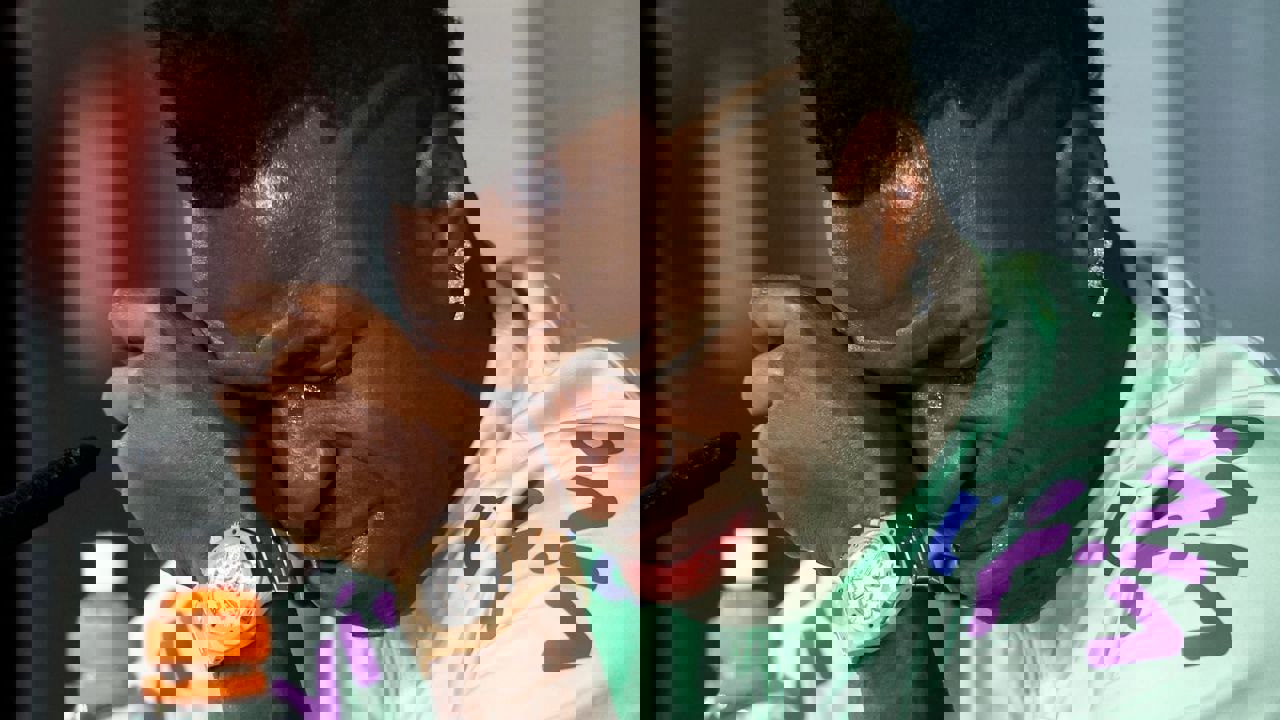 2005402