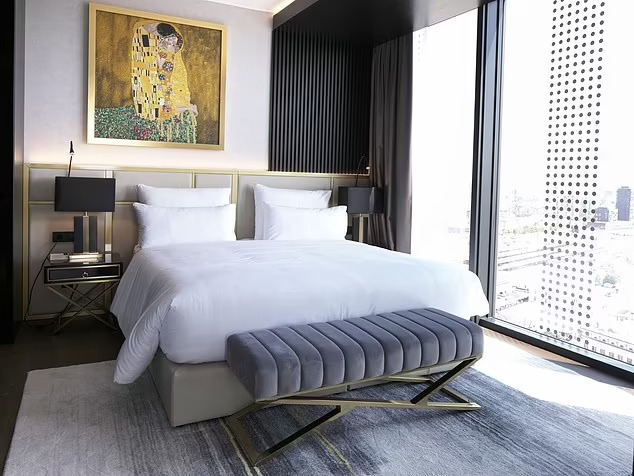اتفاق عجیب: حراج تختخواب رونالدو در هتل!