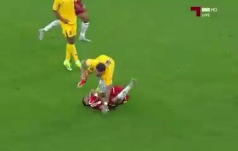 این بازیکن باید دوبار اخراج می‌شد! (عکس)