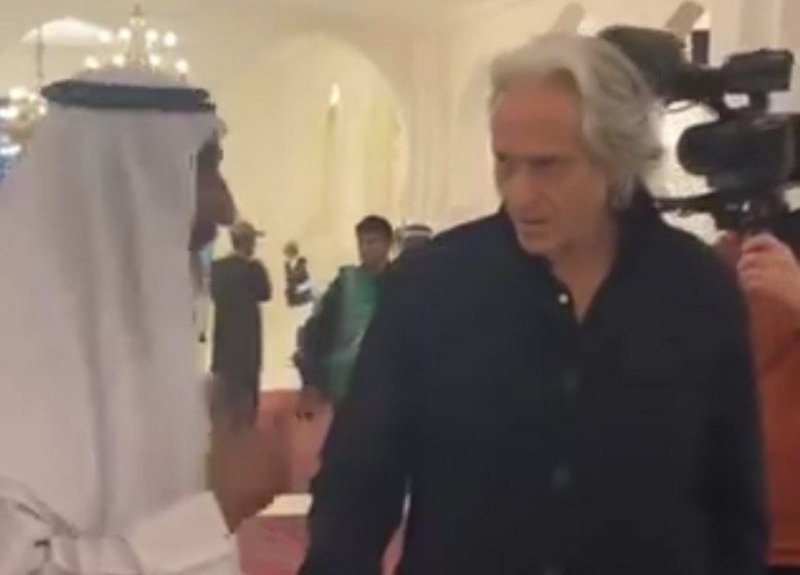 سرمربی پرتغالی الهلال در مسجد حاضر شد (عکس)
