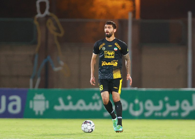 انتقال با برانکارد و ویلچر و آمبولانس / تصاویر دردناک از ستاره مصدوم سپاهان