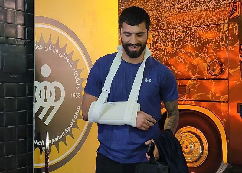 دانشگر با دست آتلبسته در نقش جهان (عکس)