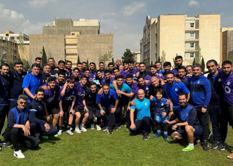 جشن کوچک استقلالی‌ها بعد از برد (عکس)