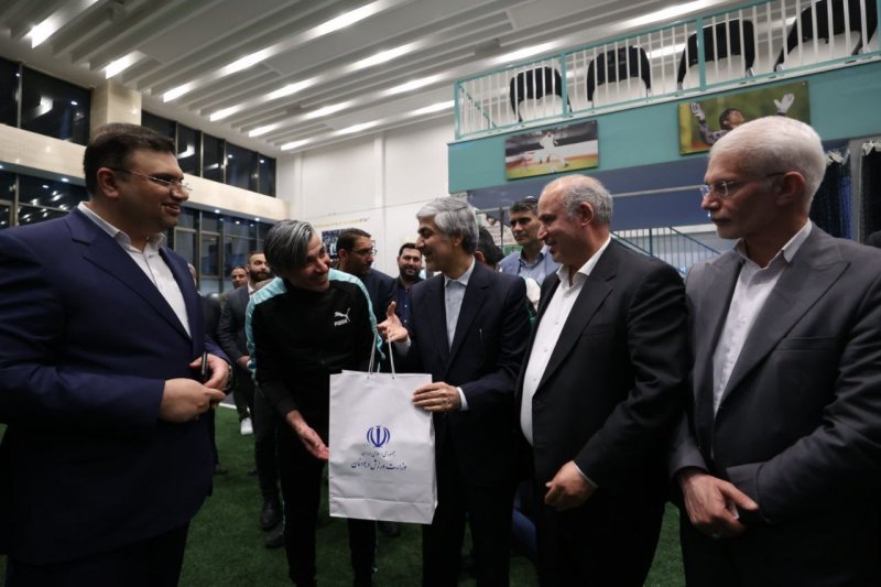 وزیر با هدیه به اردوی تیم ملی فوتسال رفت (عکس)
