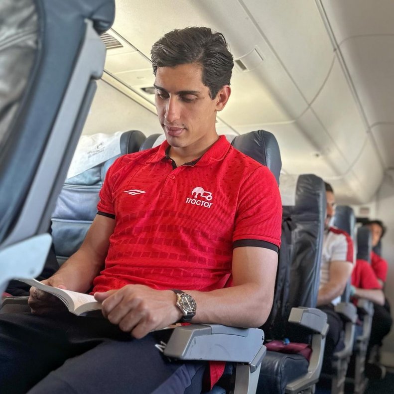 نادری، فوتبالیستی که کتاب می‌خواند (عکس)