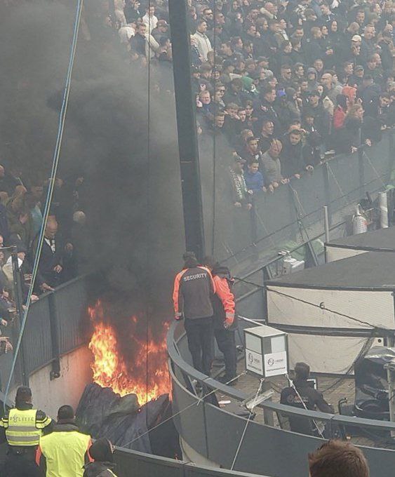 فینال جام حذفی هلند: آتش‌سوزی و توقف بازی (عکس)