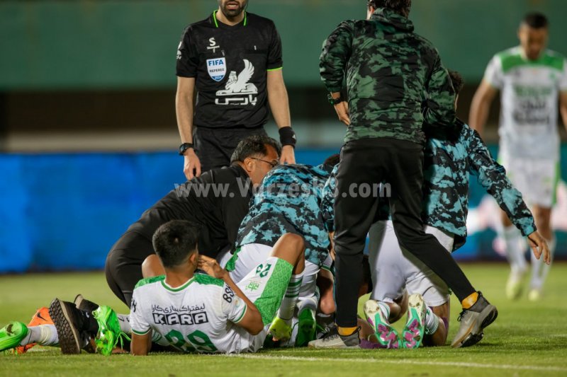 انفجار نیمکت مقابل پرسپولیس، قبل از پنالتی! (عکس)