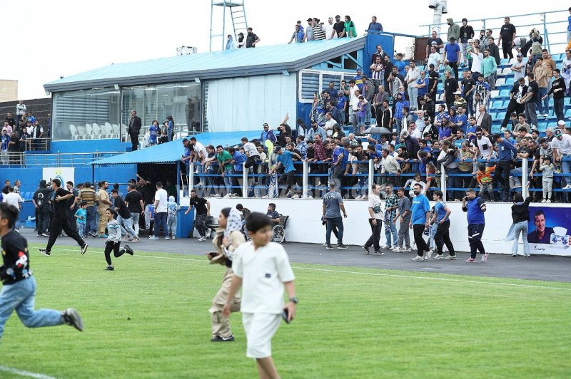 هجوم هواداران خردسال به محل تمرین استقلال