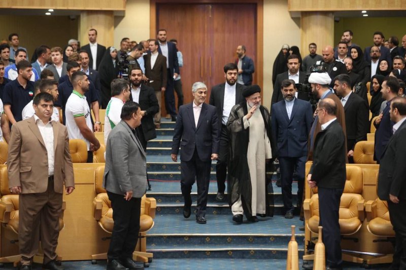 تجلیل زودهنگام رئیس جمهور از قهرمانان 1402 (عکس)