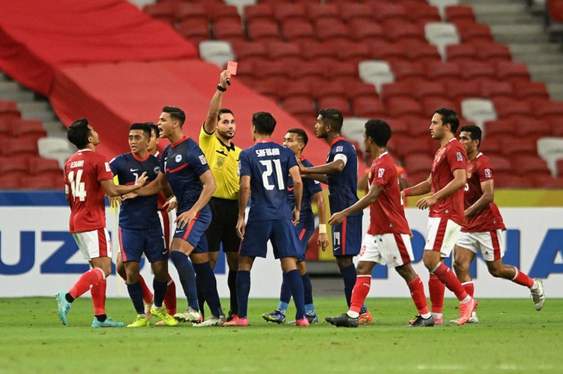 داور گمنام عمانی، بازی ایران را سوت می‌زند