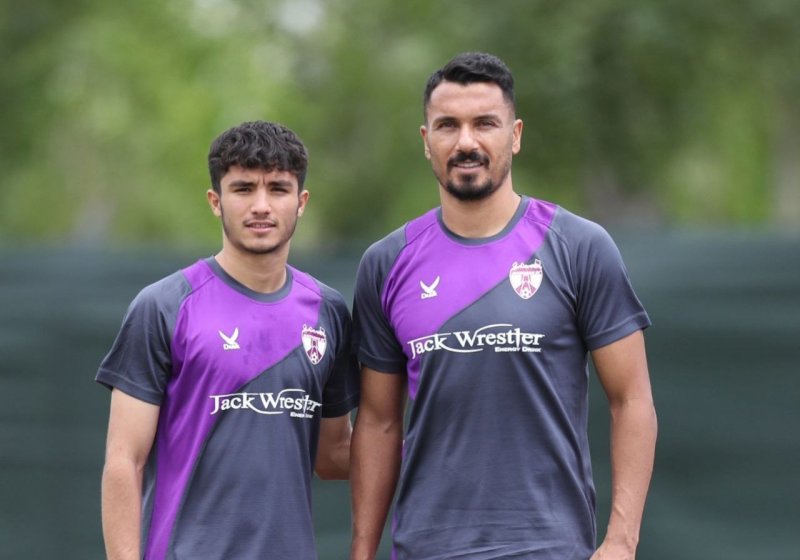 تلاش هوادار برای رساندن دو مصدوم به بازی پرسپولیس
